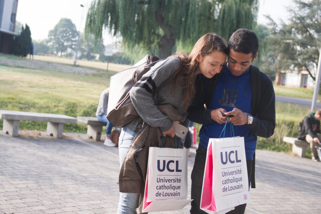 Two UCLouvain students at an Open Day